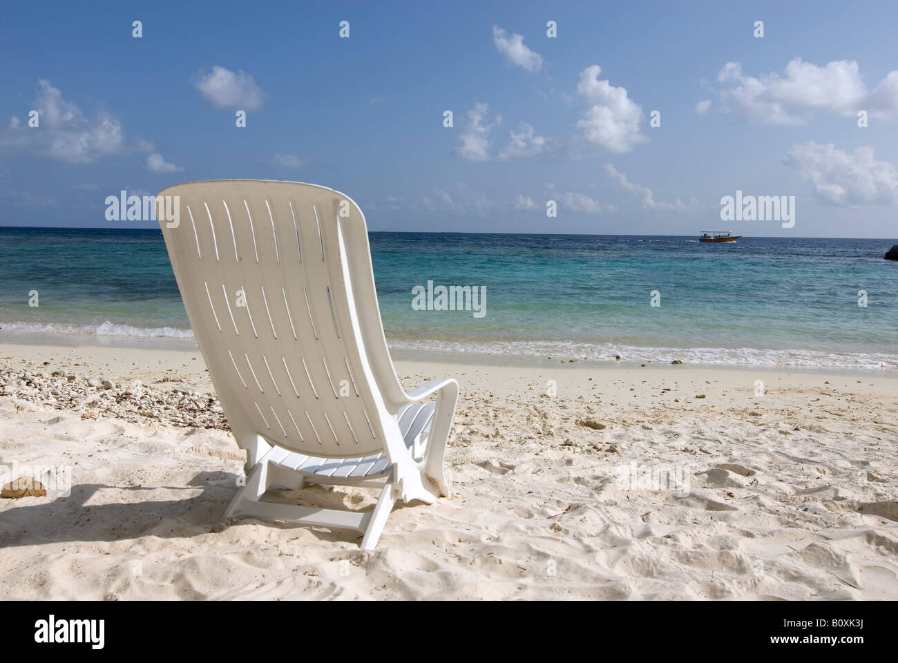 Maledives, Gan, una silla en la playa Foto de stock