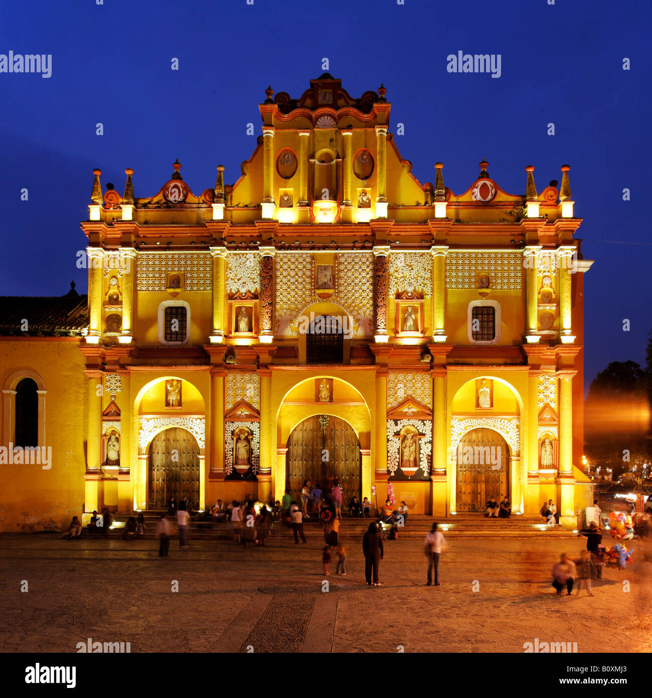 La catedral de San Cristóbal de las Casas, Chiapas, en la noche Fotografía  de stock - Alamy