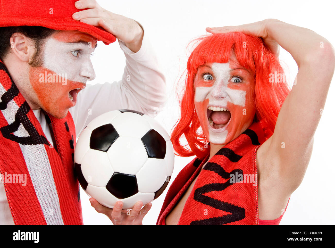 Austria y Suiza, los fanáticos del fútbol EURO 2008. Un hombre y una mujer  en High Spirits, con el fútbol Fotografía de stock - Alamy