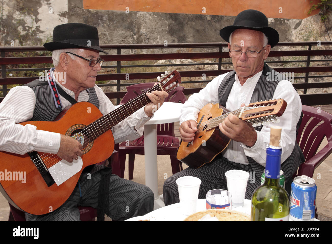 Un par de hombres de un grupo folclórico en traje con instrumentos  musicales Romeria de San Isidro en Guia de Isora, Tenerife Fotografía de  stock - Alamy