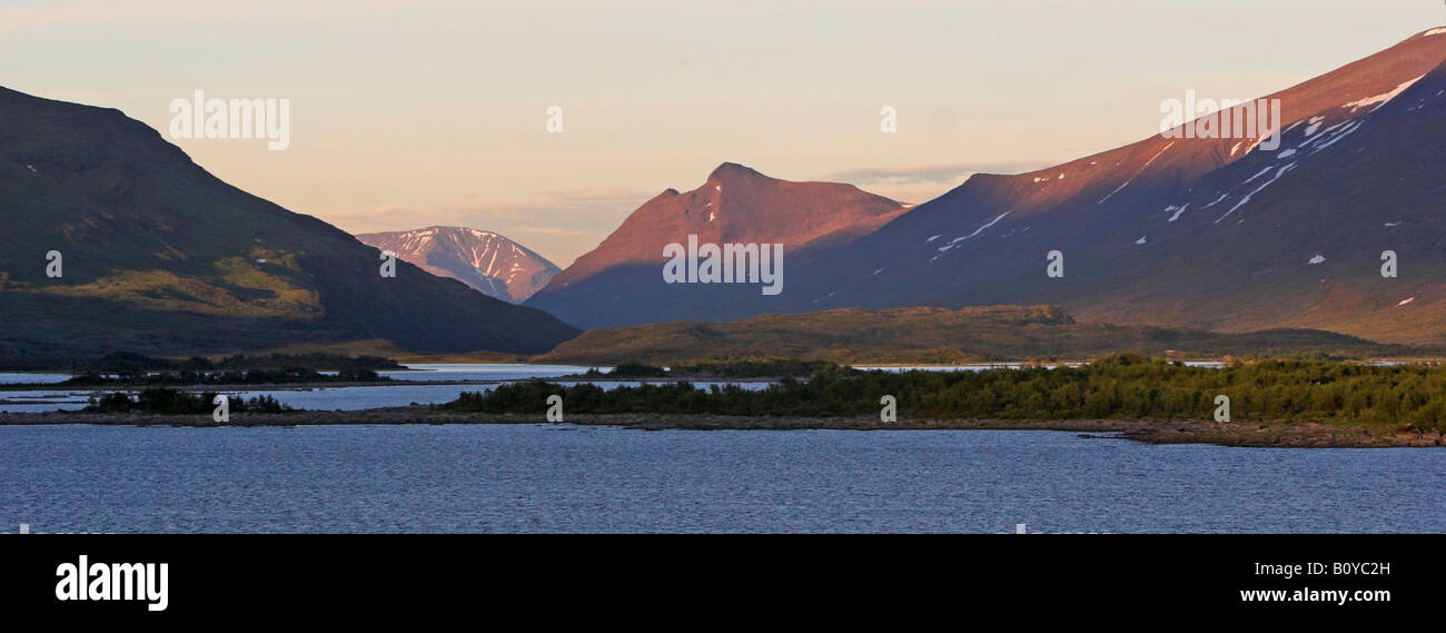 Parque nacional Stora Sjoefallet medio de Ritsem, sol de medianoche, Suecia, Laponia Foto de stock