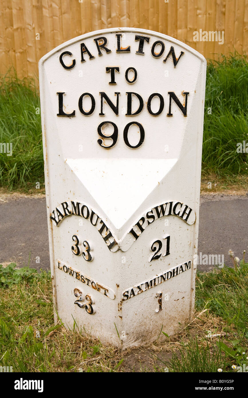 Reino Unido Inglaterra Suffolk Saxmundham Carlton hito de hierro fundido con la distancia a Londres y Yarmouth Foto de stock