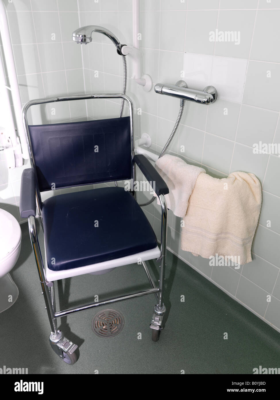 Silla de ducha para minusválidos Fotografía de stock - Alamy