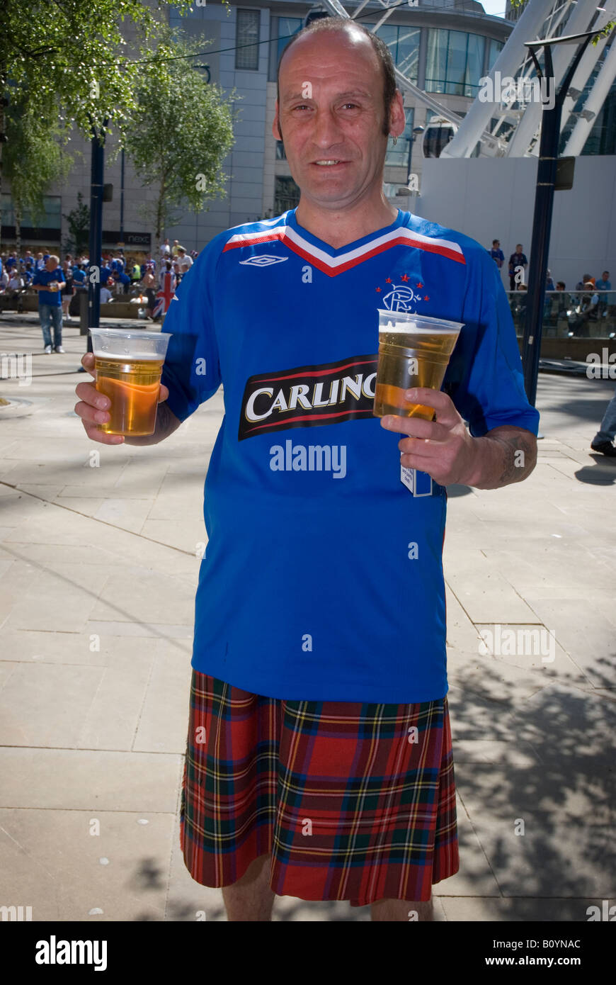 Un ventilador de Rangers vistiendo una falda llevaba dos vasos de cerveza, en la mañana de la Final de la Copa de la UEFA de 2008 Foto de stock