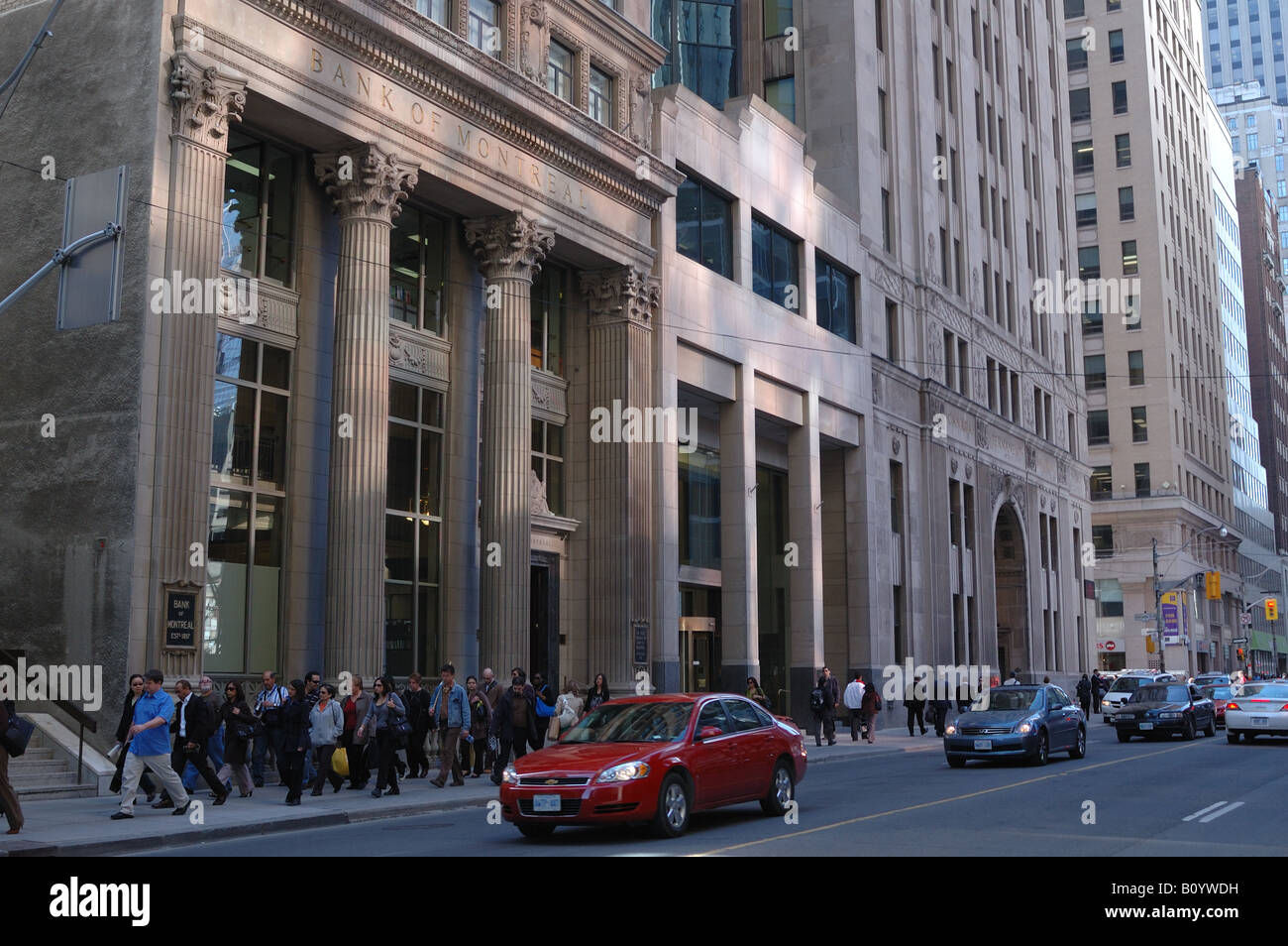 Mirando hacia NW 302 Bay Street, un histórico edificio del Banco de Montreal, en el corazón del animado distrito financiero de Toronto Foto de stock