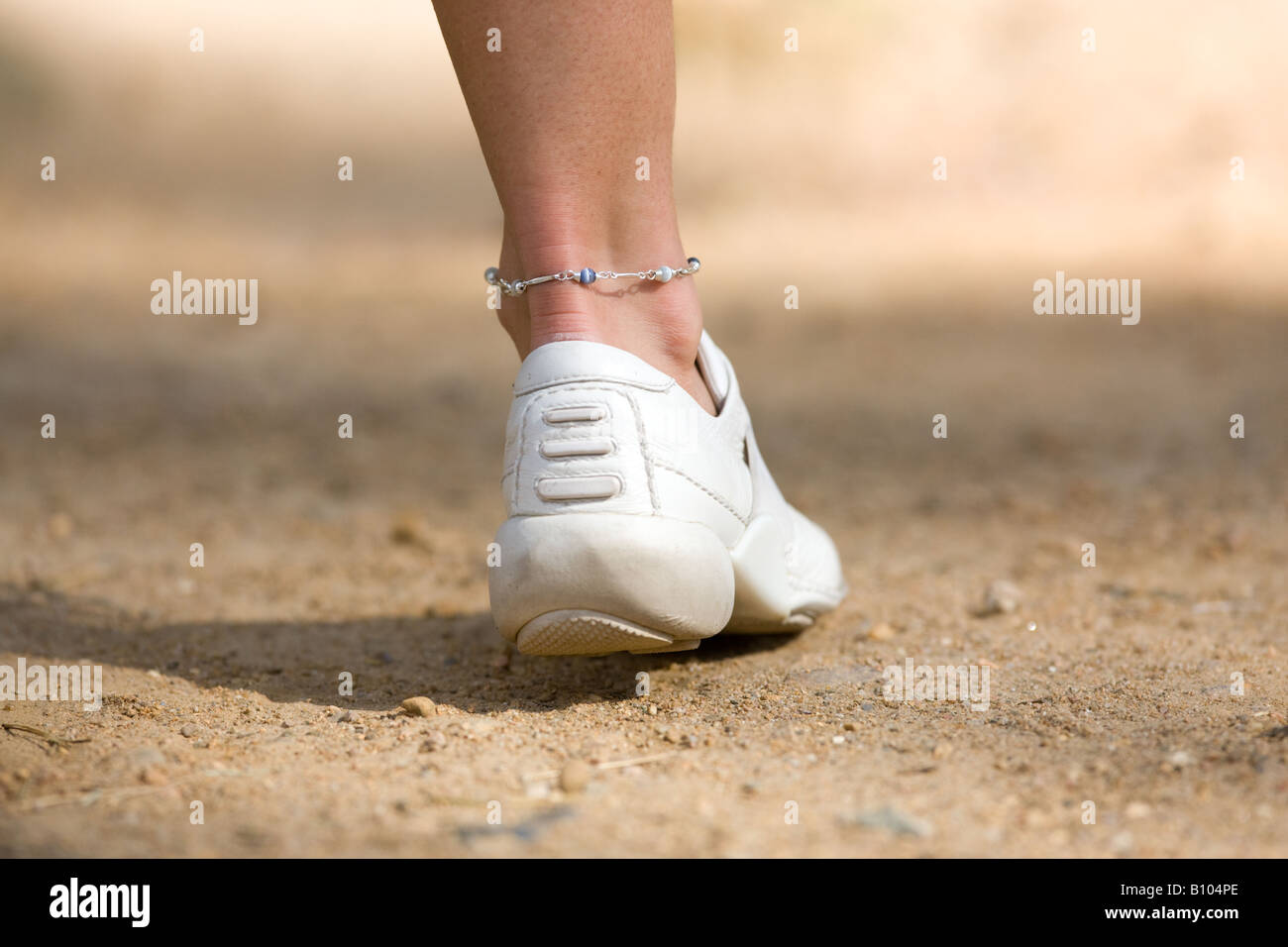 Brazalete de tobillo en la pierna womans Foto de stock