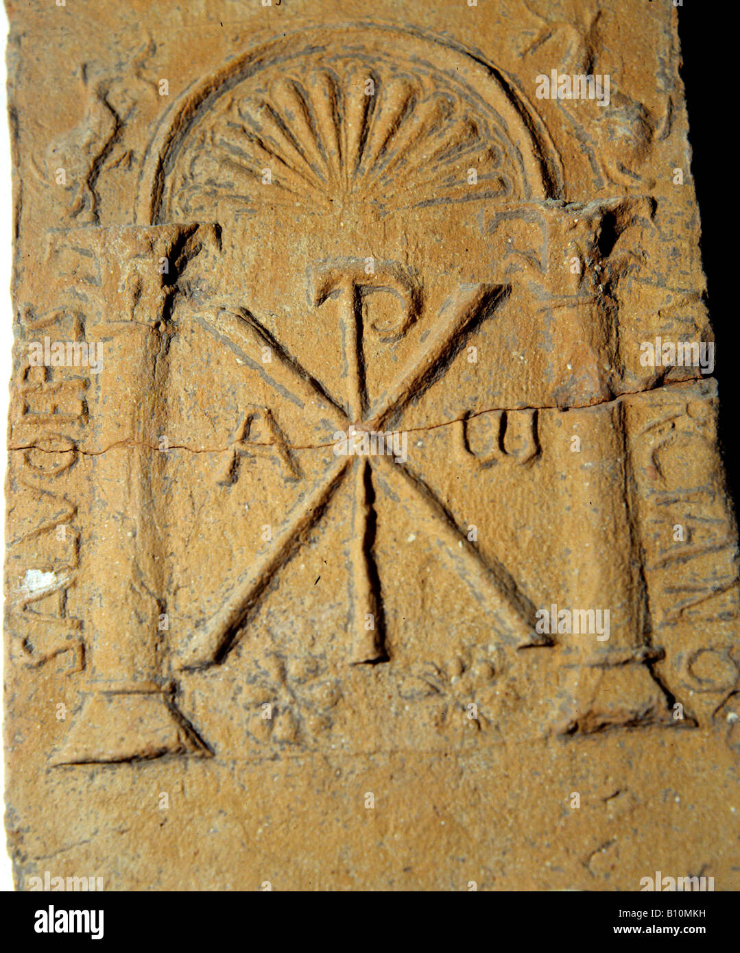 Estela cristiana de Sevilla mostrando Chi Rho símbolo. 5ª siglo VII d.c. Foto de stock