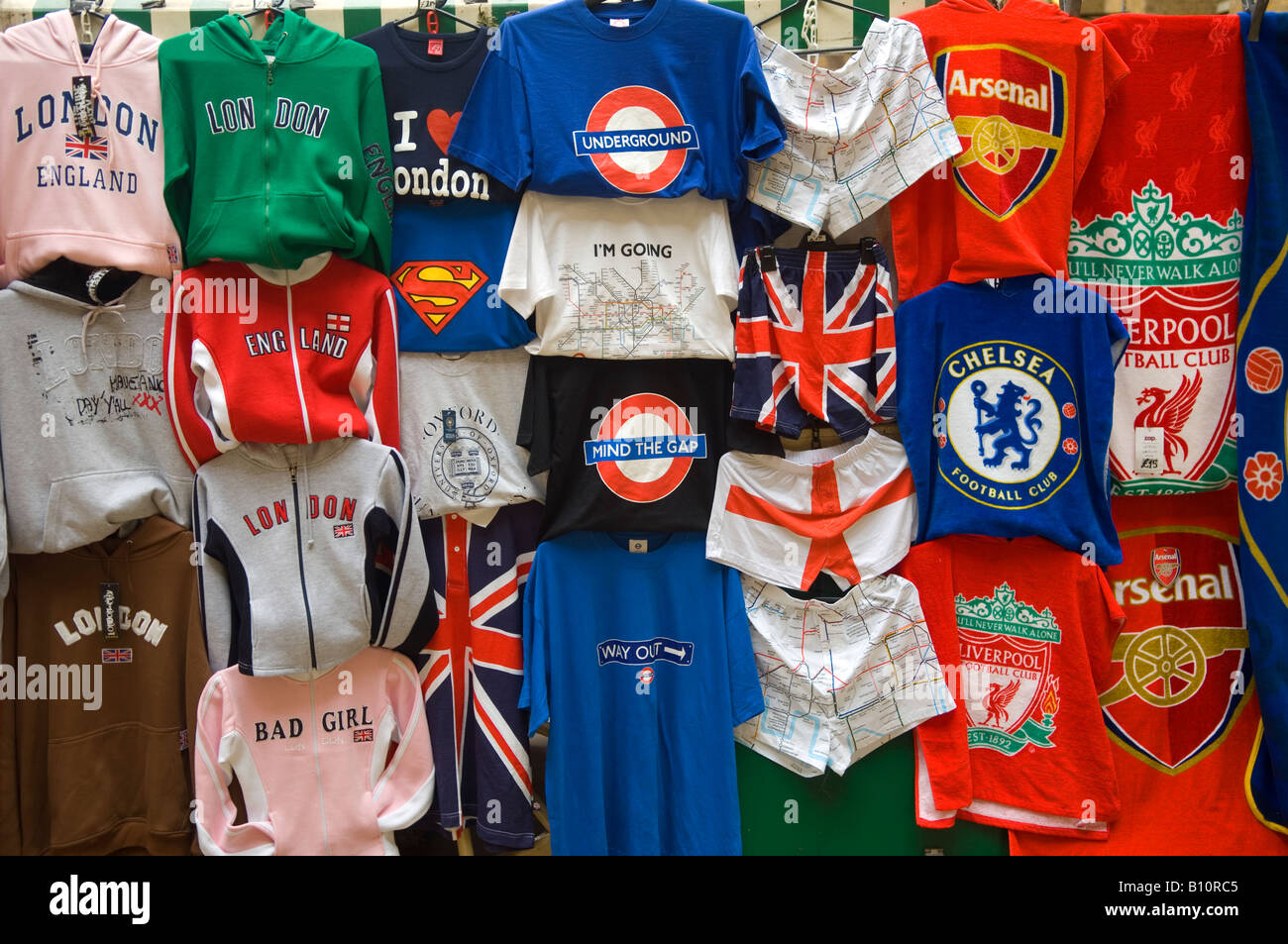Souvenirs camisetas de Londres, Inglaterra, Gran Bretaña Fotografía de  stock - Alamy