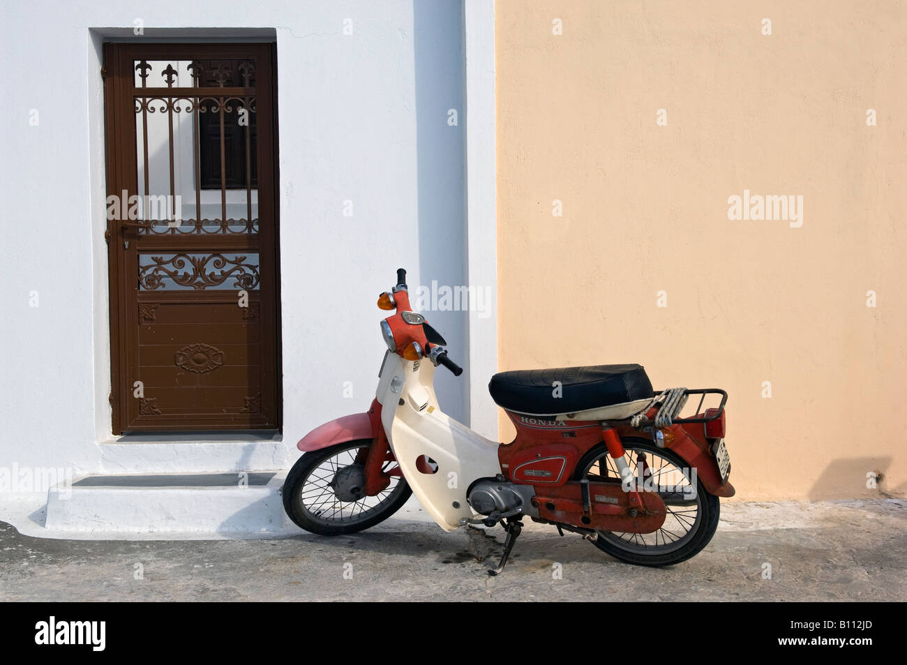 Motor Scooter, Thira, Santorini, Grecia Fotografía de stock - Alamy
