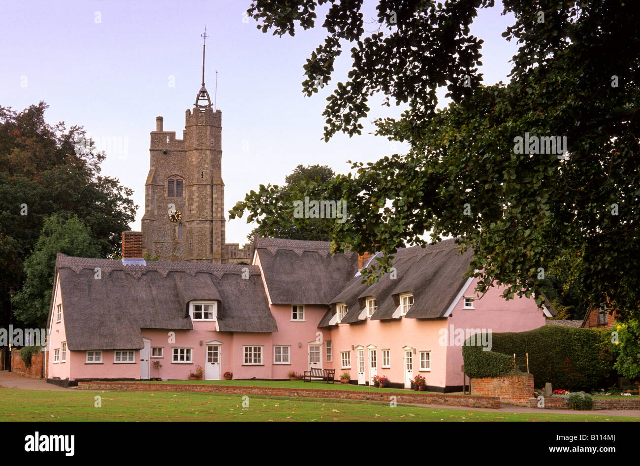 Cavendish chozas y la iglesia, en Suffolk, Inglaterra, Reino Unido. Foto de stock
