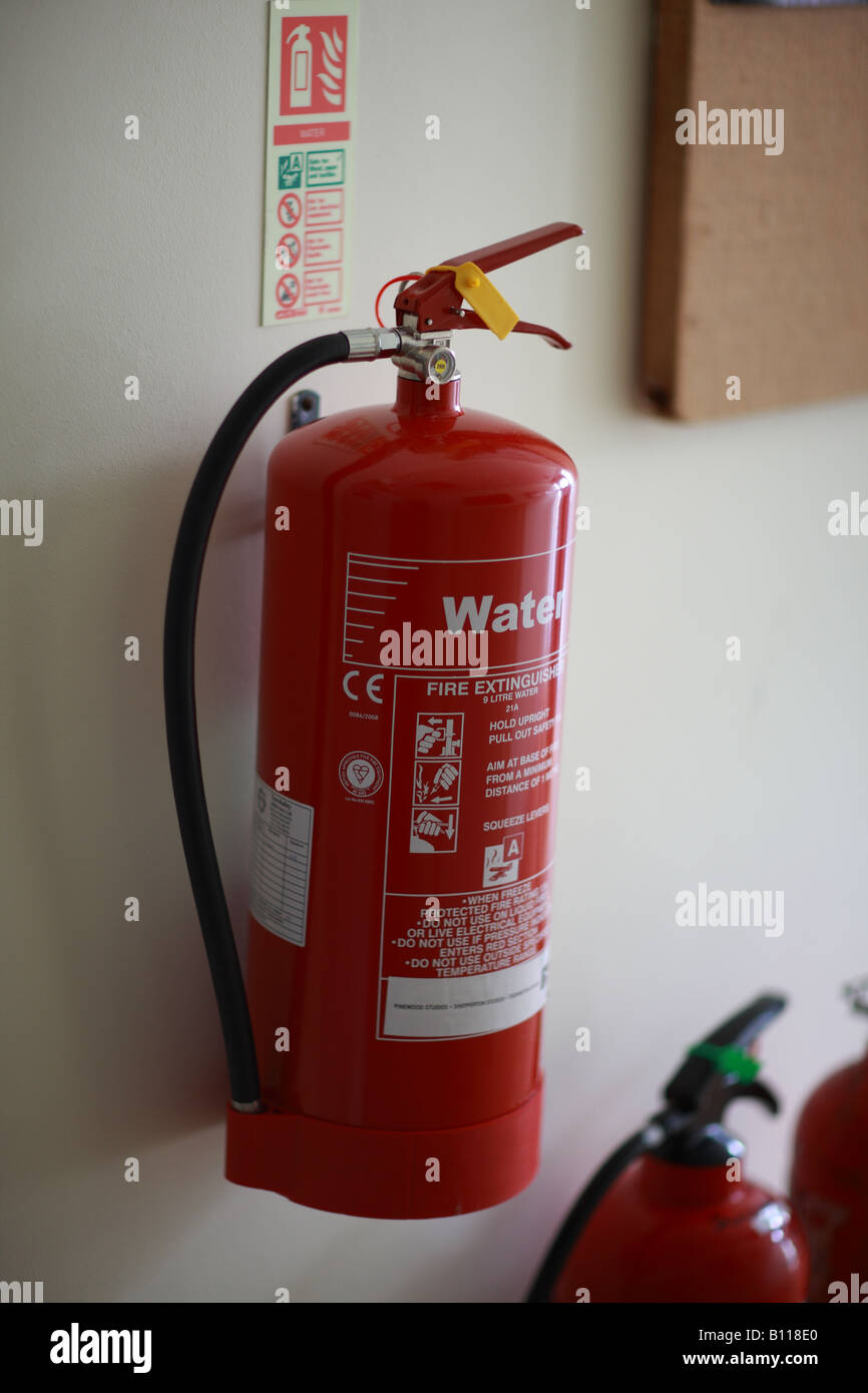 Un extintor de incendios en casa montado en una pared Fotografía de stock -  Alamy