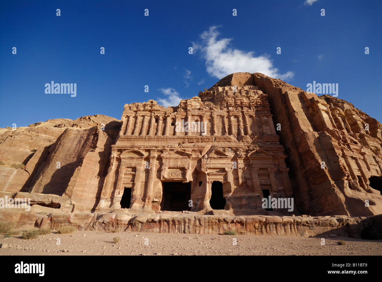 Tumba del Palacio de las tumbas excavadas en la cara occidental de al montaña Khubtha Nabataean ciudad antigua Petra Jordania Saudita Foto de stock
