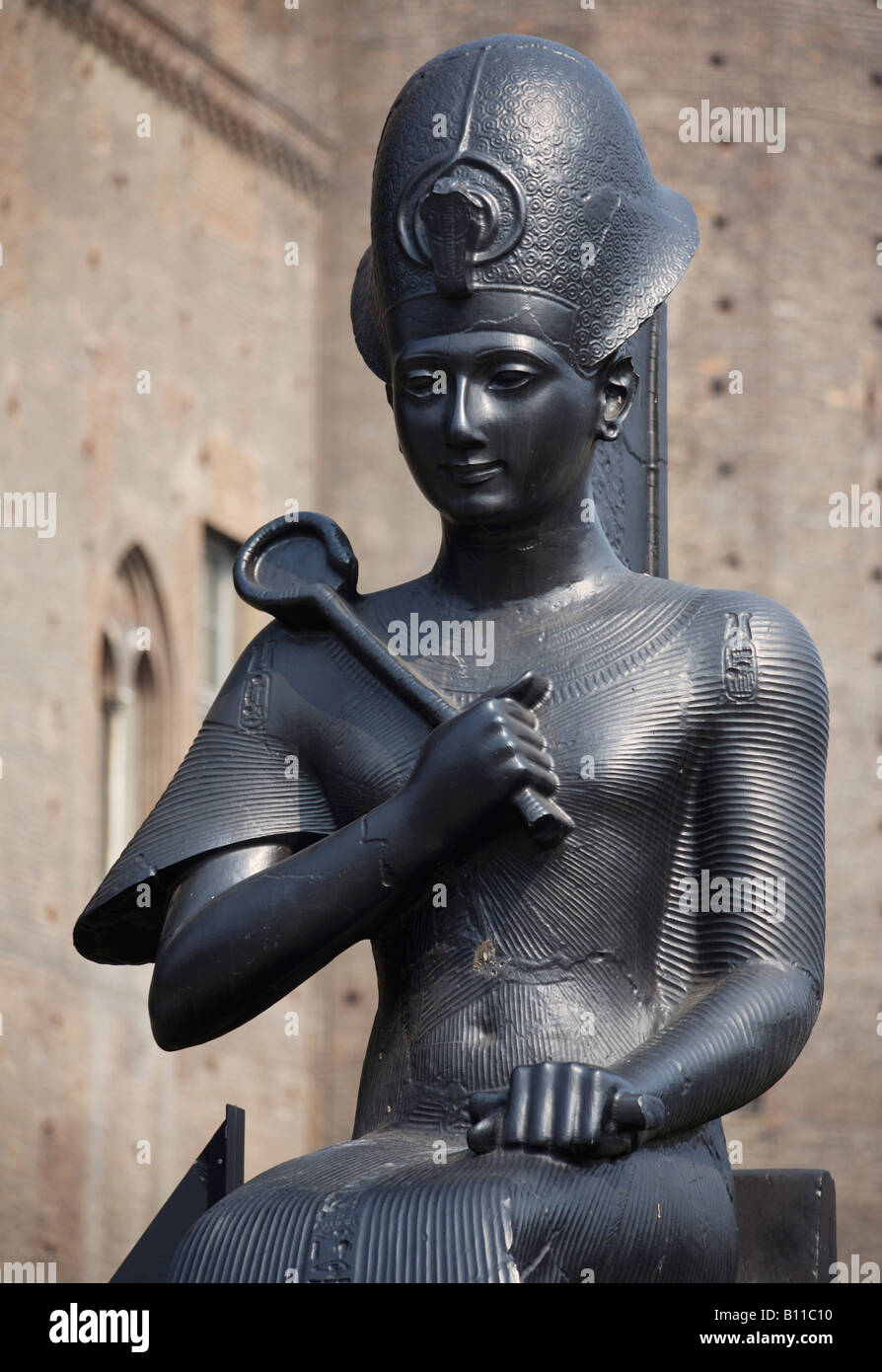 Estatua de Turín faraón Ramsés II. (Ramsés II Ramsés el grande) Il Faraone Ramesse II doppelt lebensgroße Kopie vor dem Museum Foto de stock