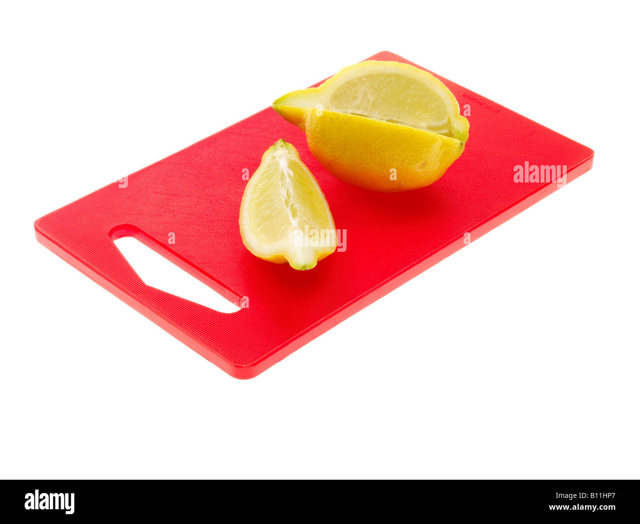 Fresco saludable fruta madura limón amarillo aisladas contra un fondo blanco con ningún pueblo y un trazado de recorte Foto de stock