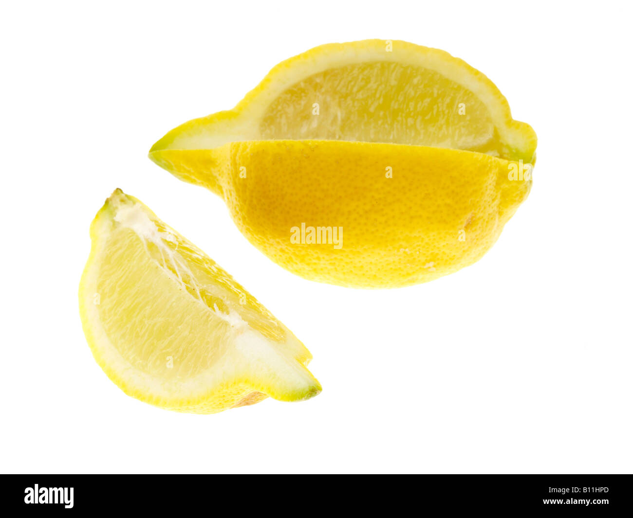Fresco saludable fruta madura limón amarillo aisladas contra un fondo blanco con ningún pueblo y un trazado de recorte Foto de stock