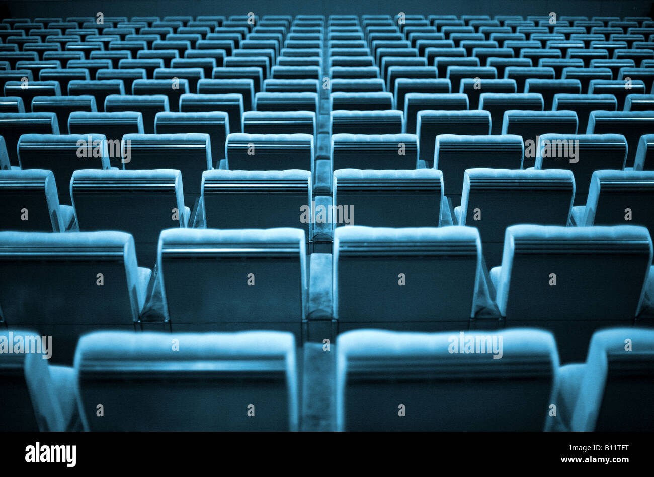 Sillas vacías en cine o teatro. Tono azul. Foto de stock