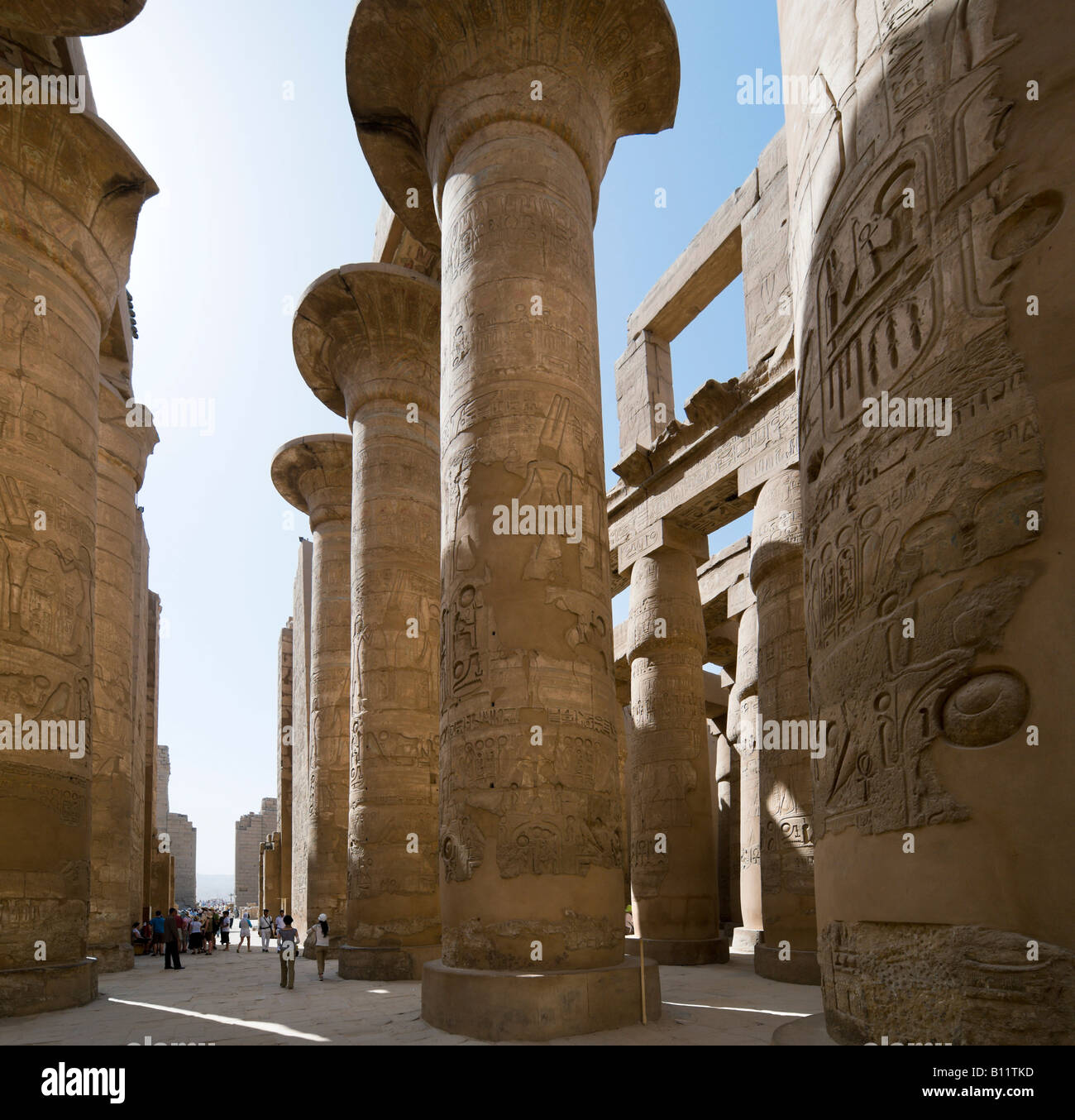Pilares en la gran sala hipóstila salen, Recinto de Amón, el templo de Karnak, Luxor, Valle del Nilo, Egipto Foto de stock