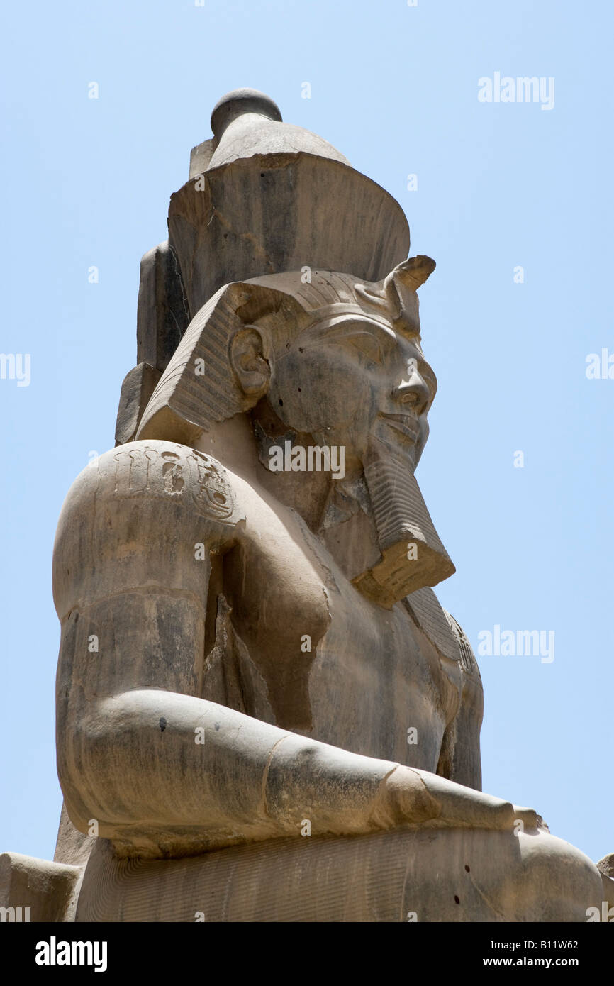 Asentado el coloso de Ramsés II en la columnata de Amenofis III, el Templo de Luxor, Luxor, Valle del Nilo, Egipto Foto de stock