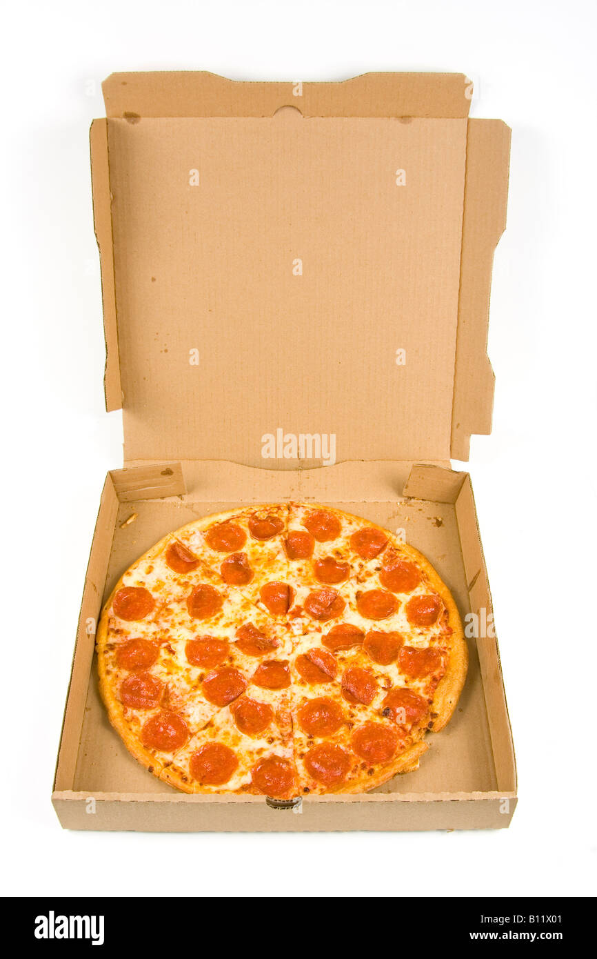 Todo en una caja de pizza de pepperoni aislado sobre un fondo blanco  Fotografía de stock - Alamy