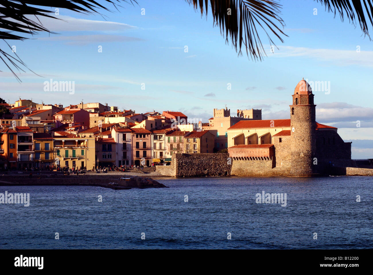 Collioure Harbour al sur de Francia, temprano en la noche de verano Foto de stock