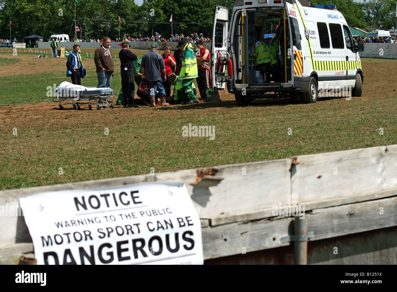 Accidente en las carreras de pista de hierba Yalding Kent Foto de stock