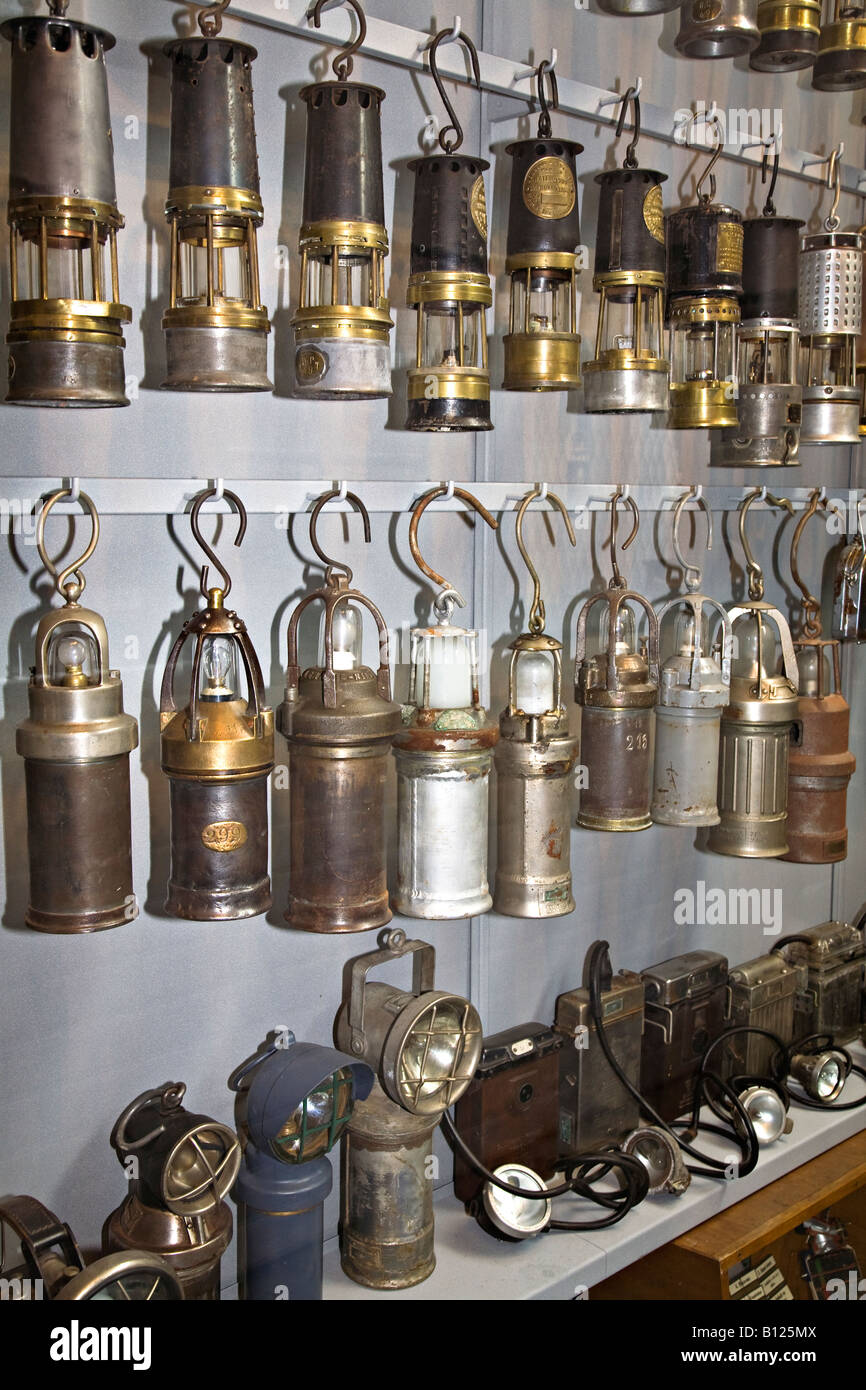 Colección de antiguas lámparas de seguridad minera museo minero Le Bois du  Cazier Bélgica Fotografía de stock - Alamy