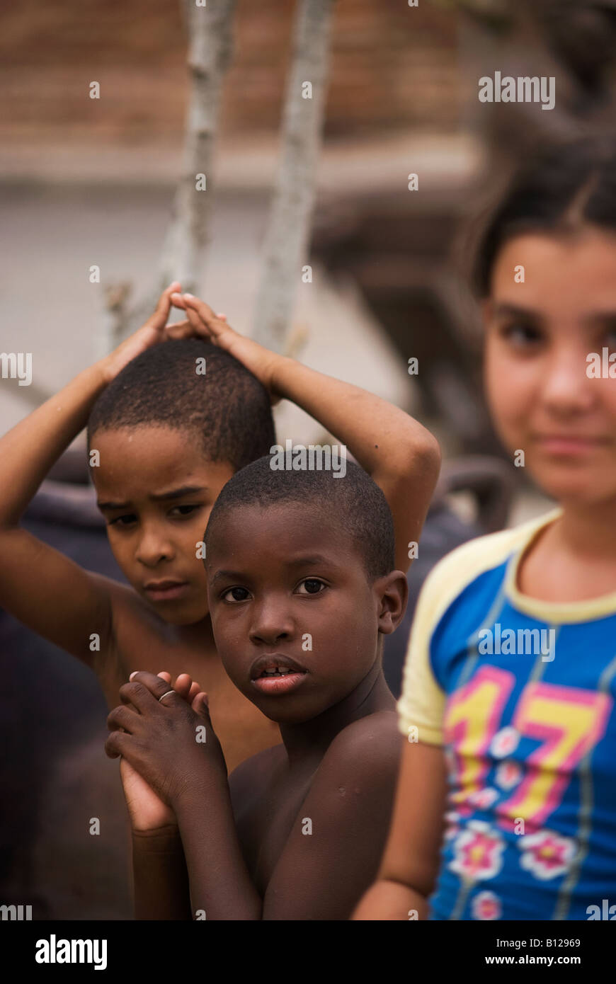 Cuba, Camagüey childdren jugando en Plaza del Carmen Foto de stock