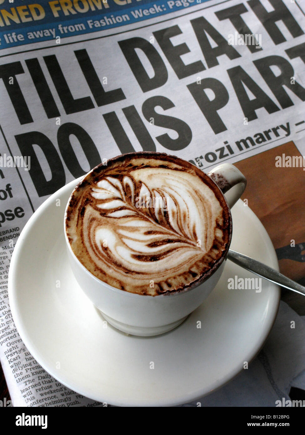 El café y el periódico con till Death Us Do Part headline Foto de stock