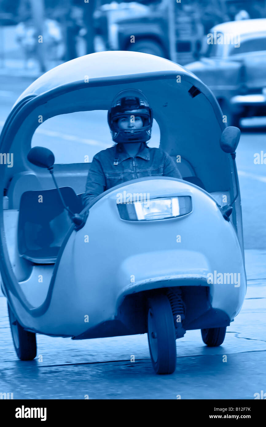 Taxi scooter con forma de huevo Fotografía de stock - Alamy