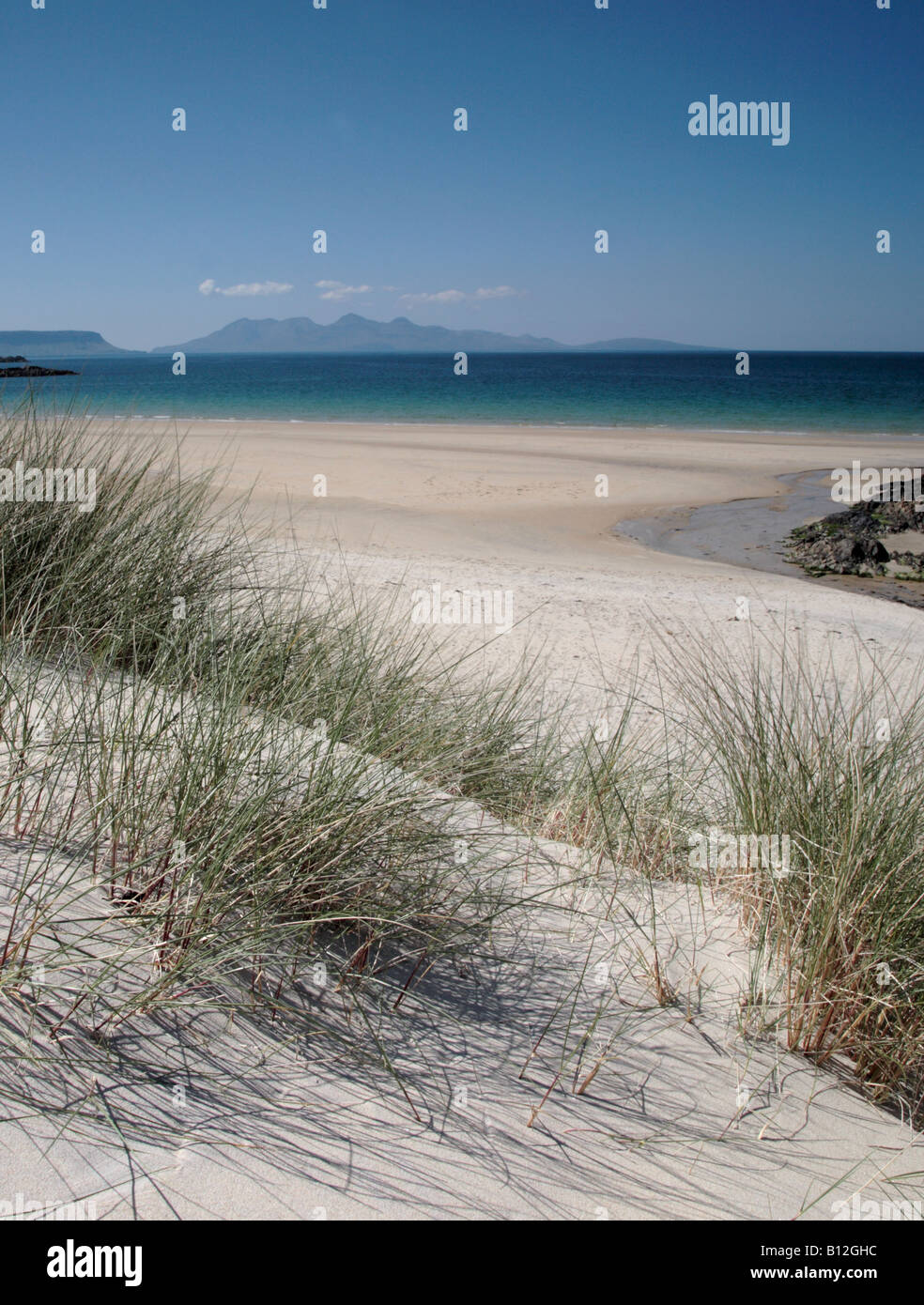 Cammas darach playa con Isla de ron en el fondo a morar, costa oeste de Escocia Foto de stock