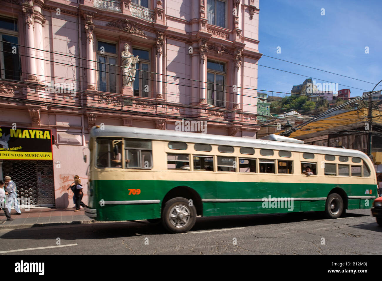 Trolebús eléctrico en la PLAZA DE LA VICTORIA, Valparaíso Chile Foto de stock
