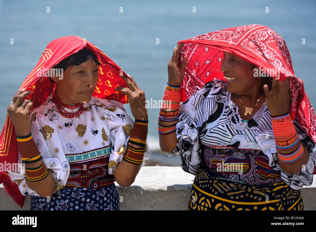 Las mujeres indios Kuna traje indígena en Ciudad de Panamá, República de Panamá Foto de stock