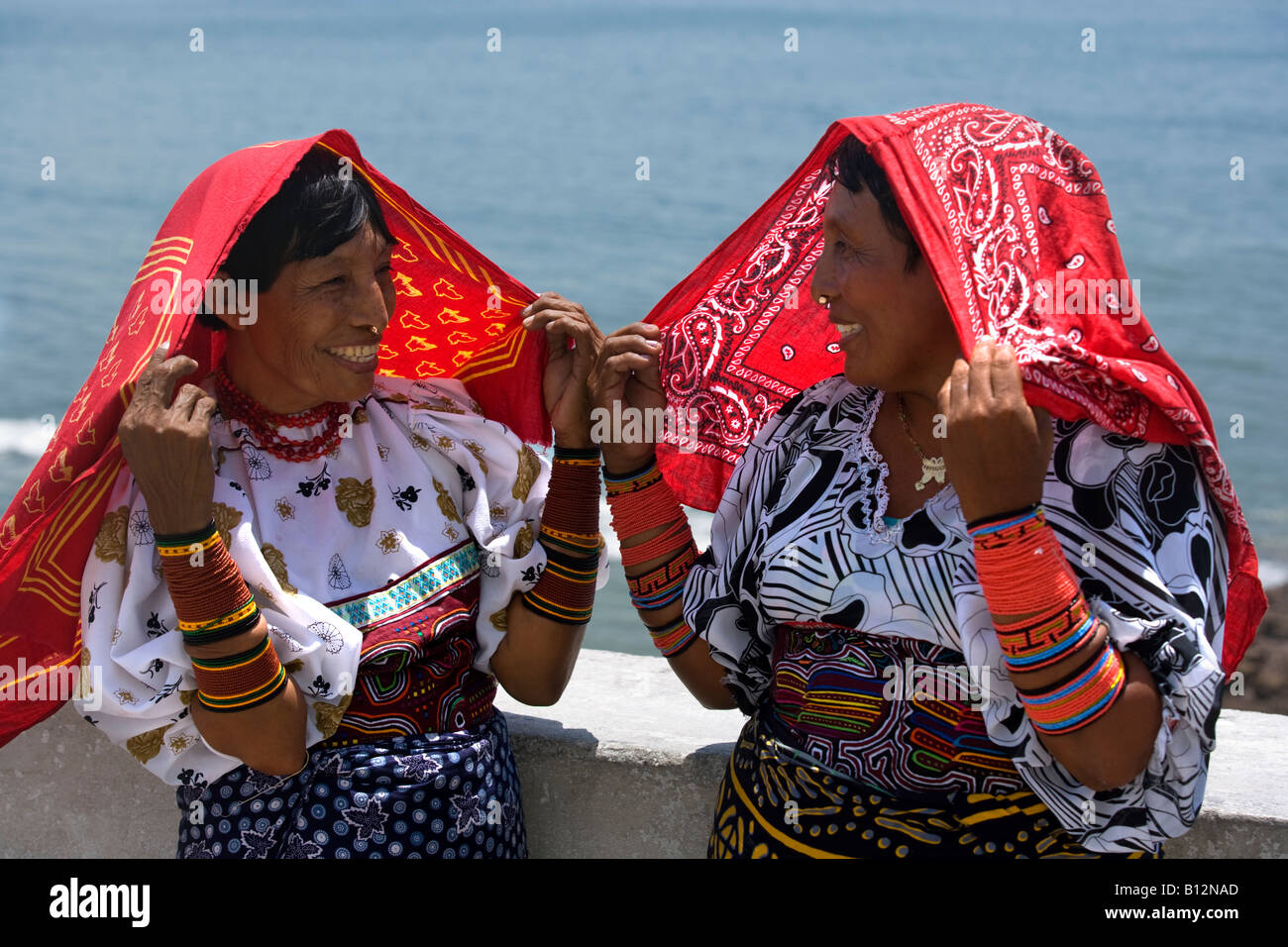 Las mujeres indios Kuna traje indígena en Ciudad de Panamá, República de Panamá Foto de stock