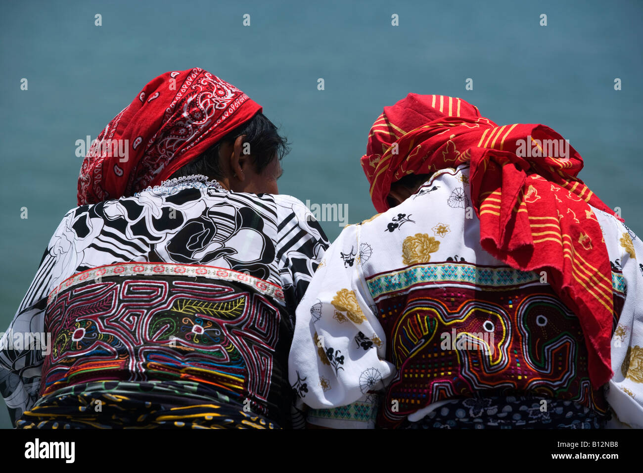 Las mujeres indios Kuna traje indígena en Ciudad de Panamá, República de Panamá Foto de stock
