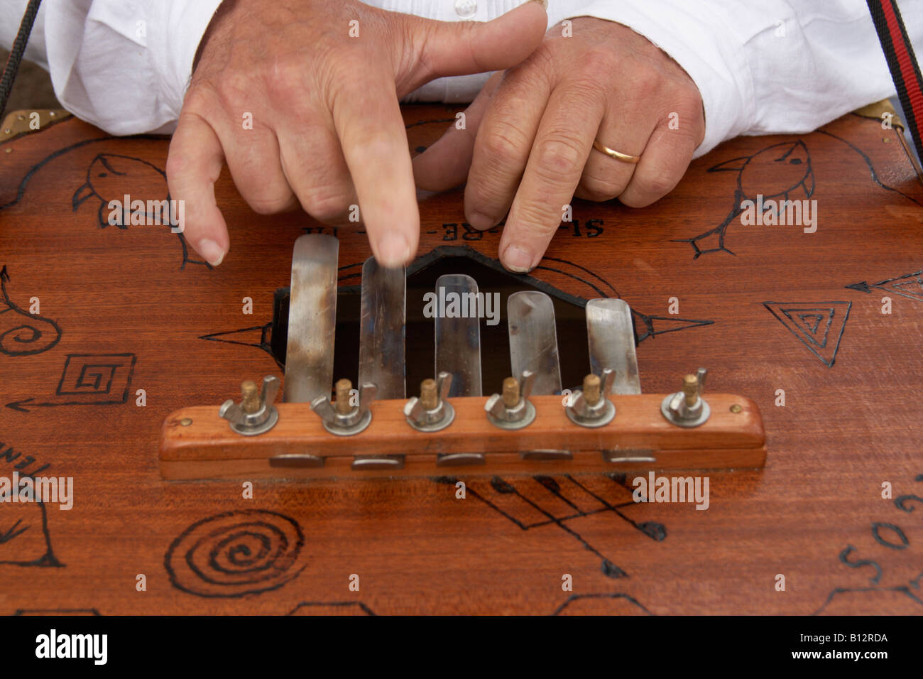 Instrumento de folklore fotografías e imágenes de alta resolución Alamy