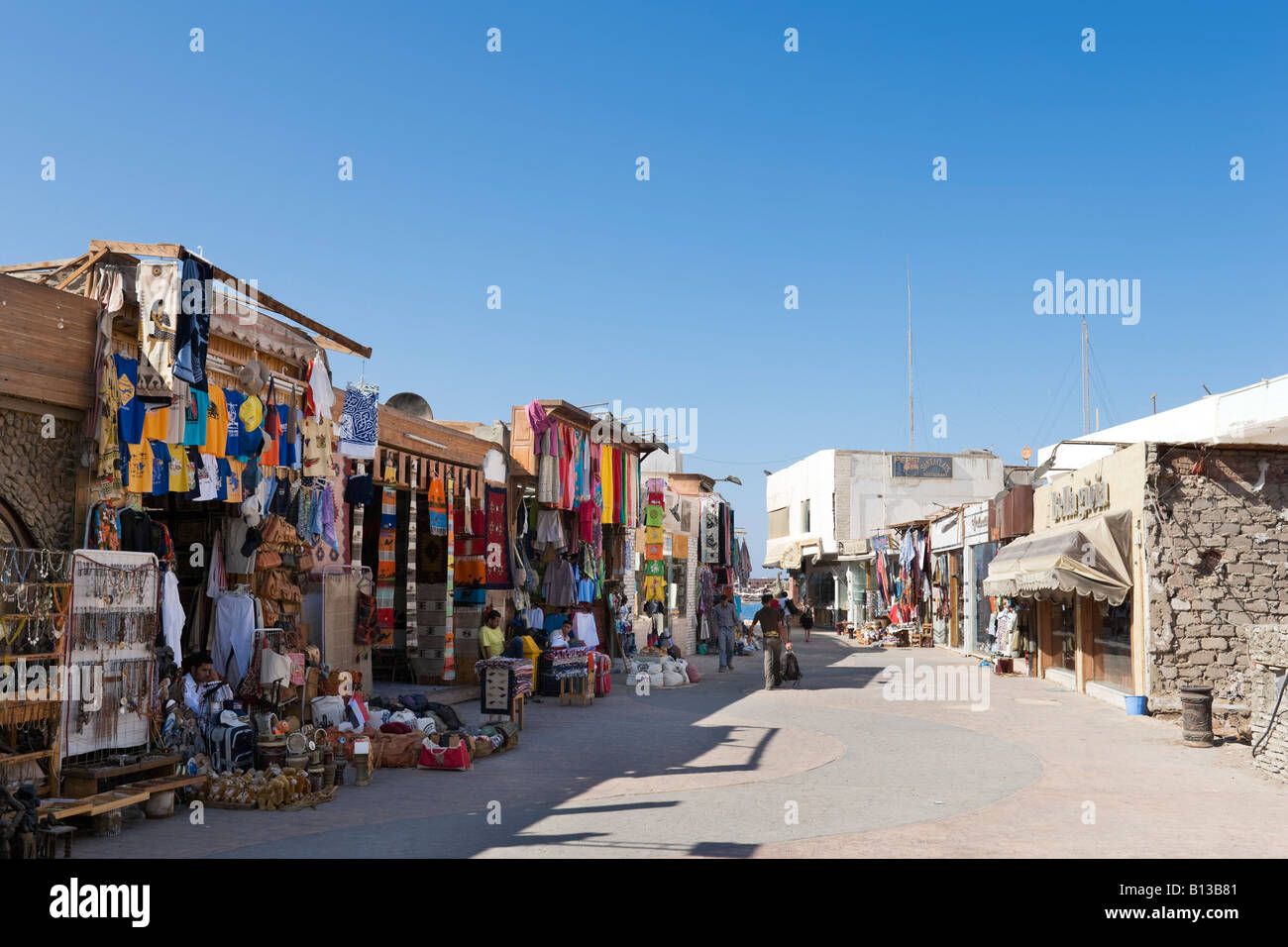 Tiendas en el distrito de Asilah Mashraba, Dahab, Golfo de Aqaba, en la costa del Mar Rojo ,sur del Sinaí, Egipto Foto de stock