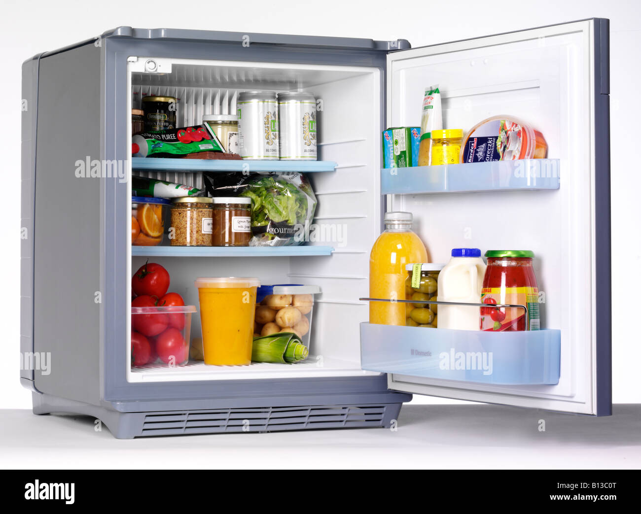 Frigorífico frigorífico tamaño pequeño debajo del Foto de stock 2147394271