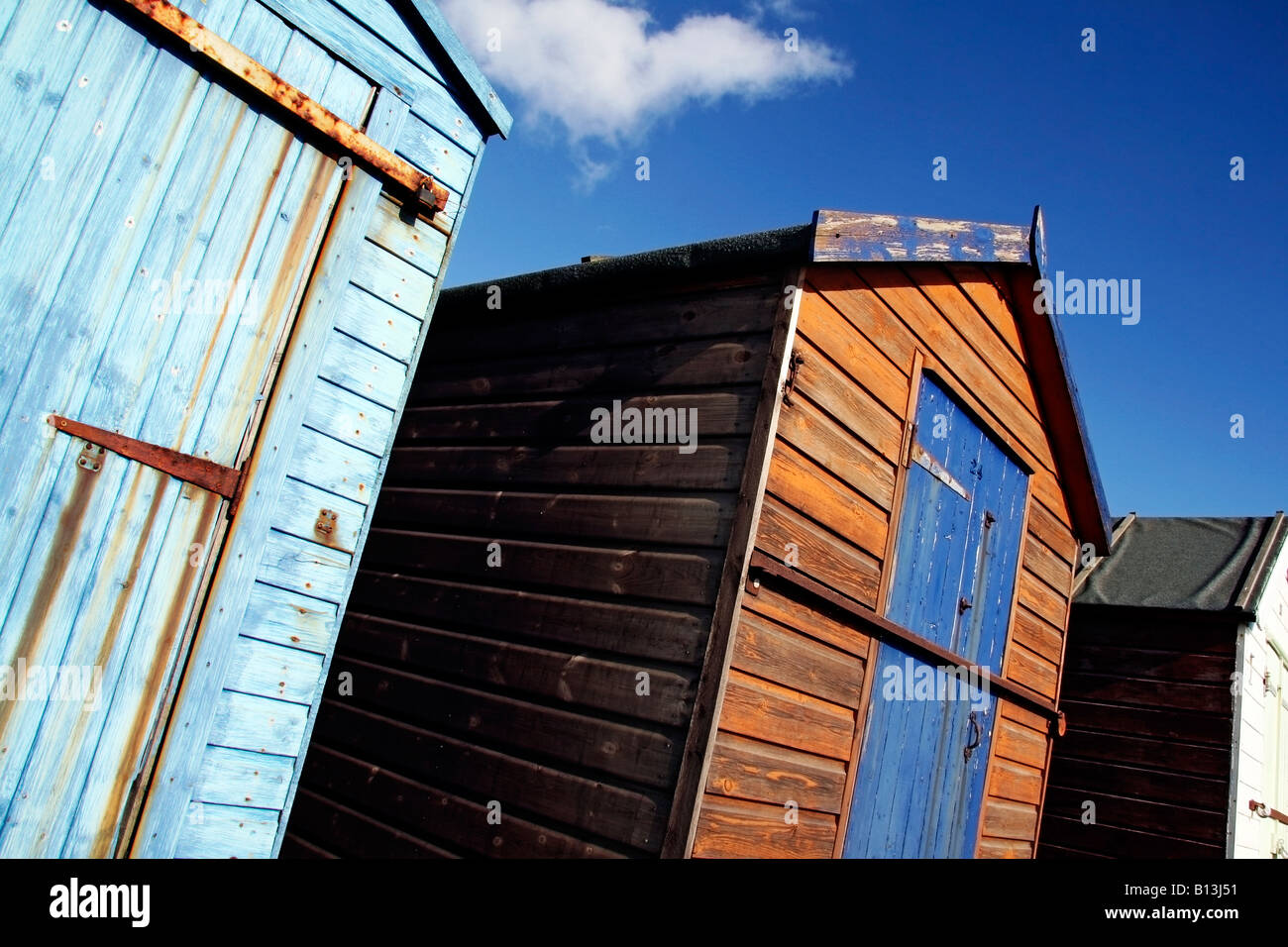 Clima golpeado cabañas de playa de madera y cielo azul Foto de stock