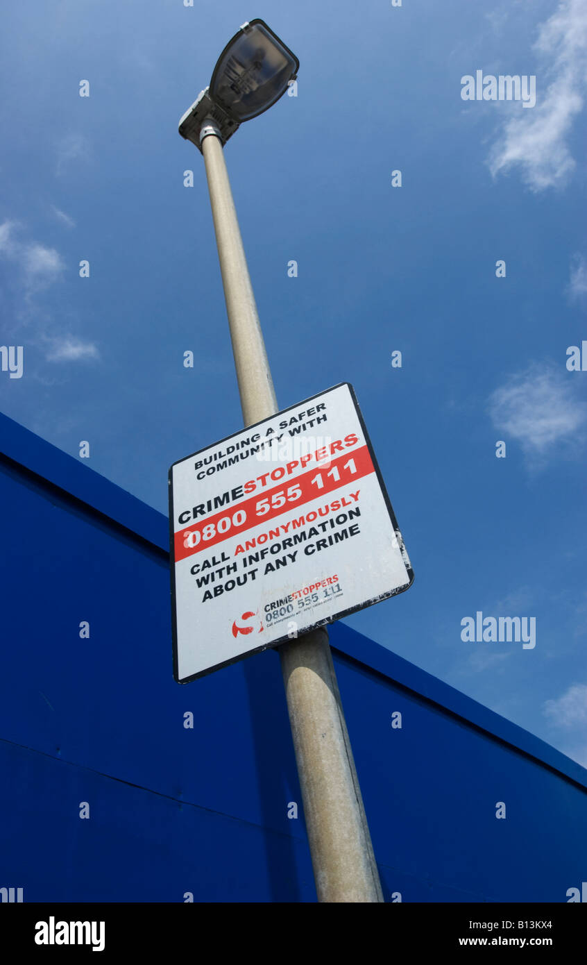 Un signo promoción Crimestoppers se fija a un semáforo de la calle, Brighton, Sussex, Inglaterra, 31 de mayo de 2008. Foto de stock