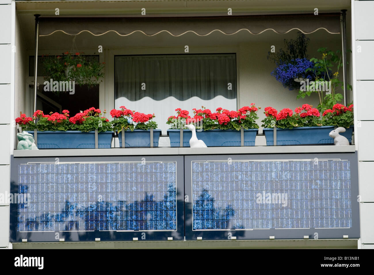 Los paneles solares instalados en los balcones de los apartamentos en  Bocklemund, Colonia, Renania del Norte-Westfalia, Alemania Fotografía de  stock - Alamy