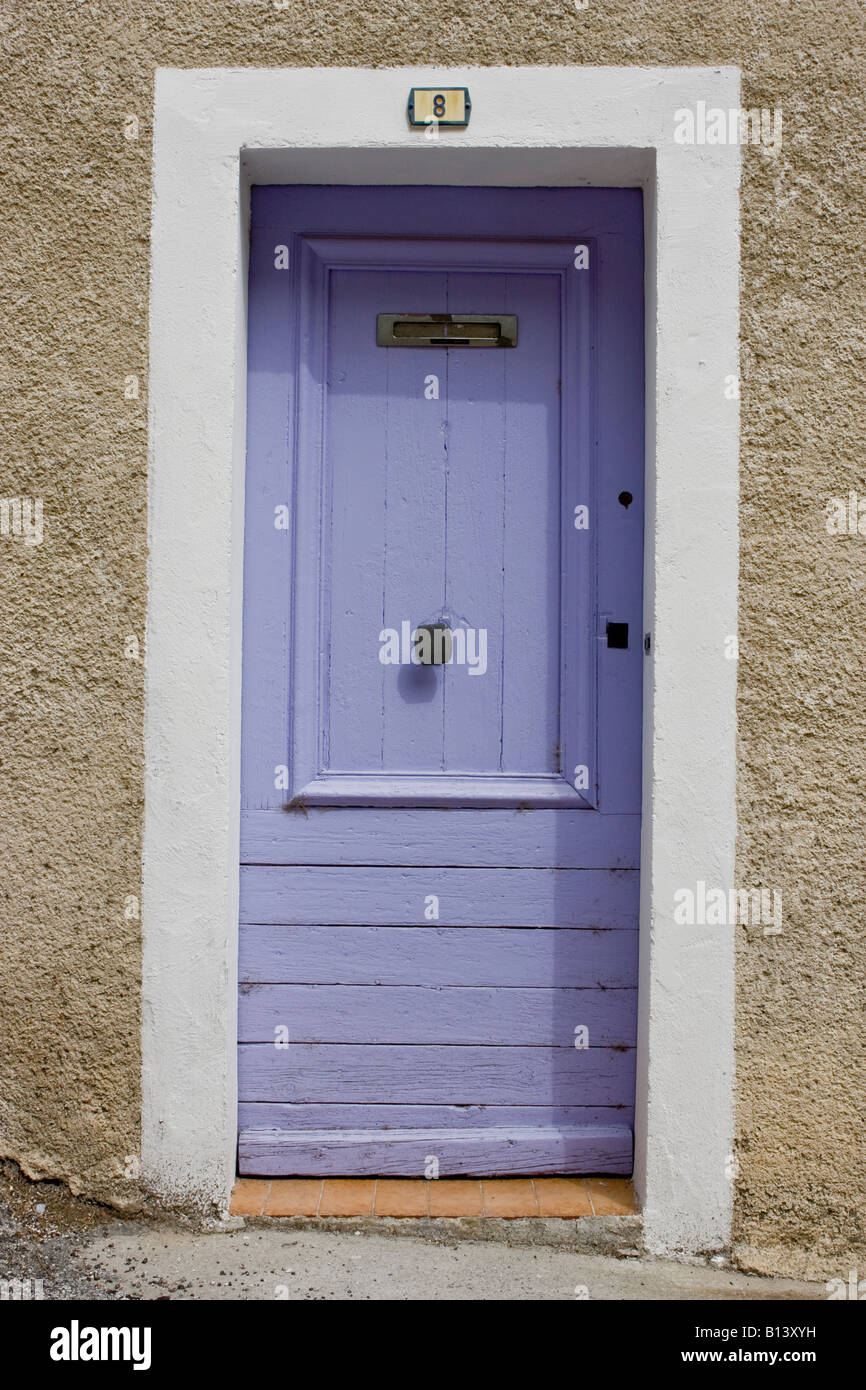 Puerta típica en el casco antiguo de la ciudad de Sisteron, Alpes de Haute Provence, Francia Foto de stock