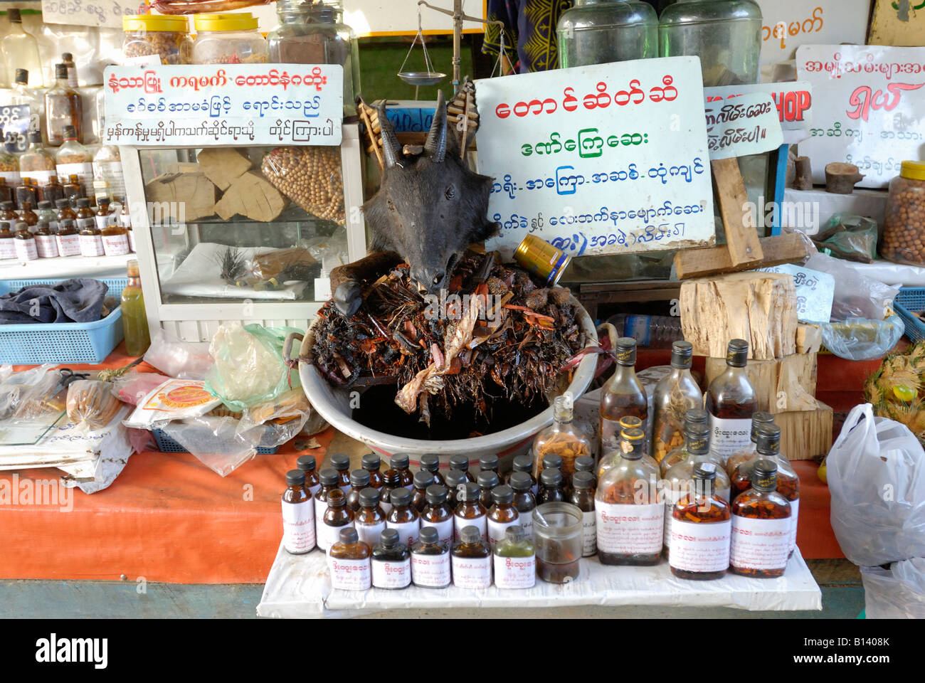 Puesto en el mercado con artículos extraños y hierbas medicinales, la superstición, la pagoda Kyaikhtiyo, MYANMAR BIRMANIA BIRMA, ASIA Foto de stock