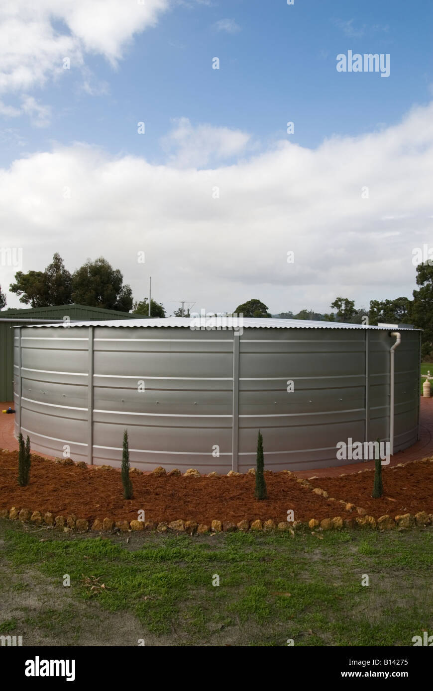 Una circular de 155000 litros de capacidad de acero tanque de almacenamiento de agua de lluvia en una propiedad semi rural en el oeste de Australia. Foto de stock
