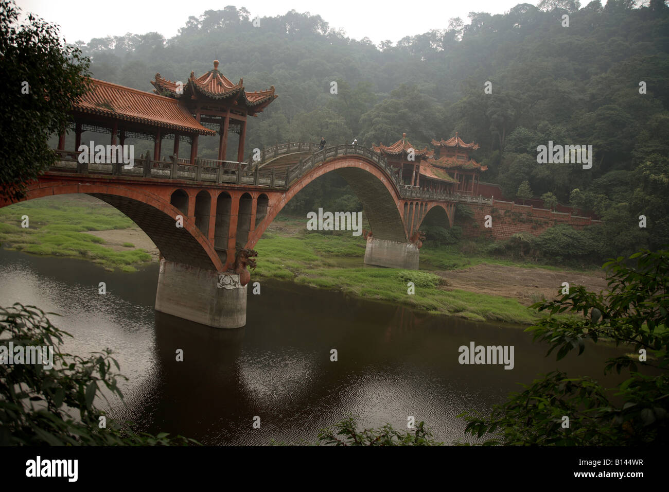 Un puente sobre un río chino en Leshan cerca del Buda Gigante atracción turística Foto de stock