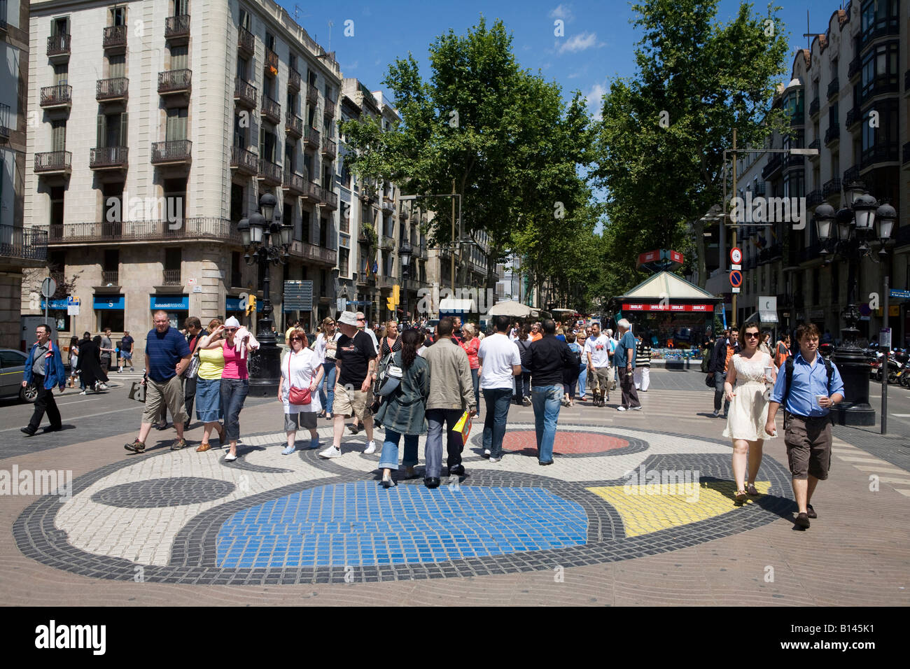 Gente caminando por las Ramblas de Barcelona, Las Ramblas, Cataluña, España, Europa, la Unión Europea Foto de stock