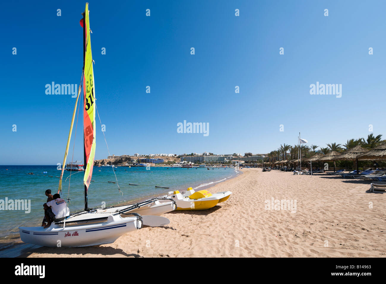Deportes acuáticos en la playa de la Bahía de Naama, Sharm el-Sheikh, en la costa del Mar Rojo, al sur del Sinaí, Egipto Foto de stock