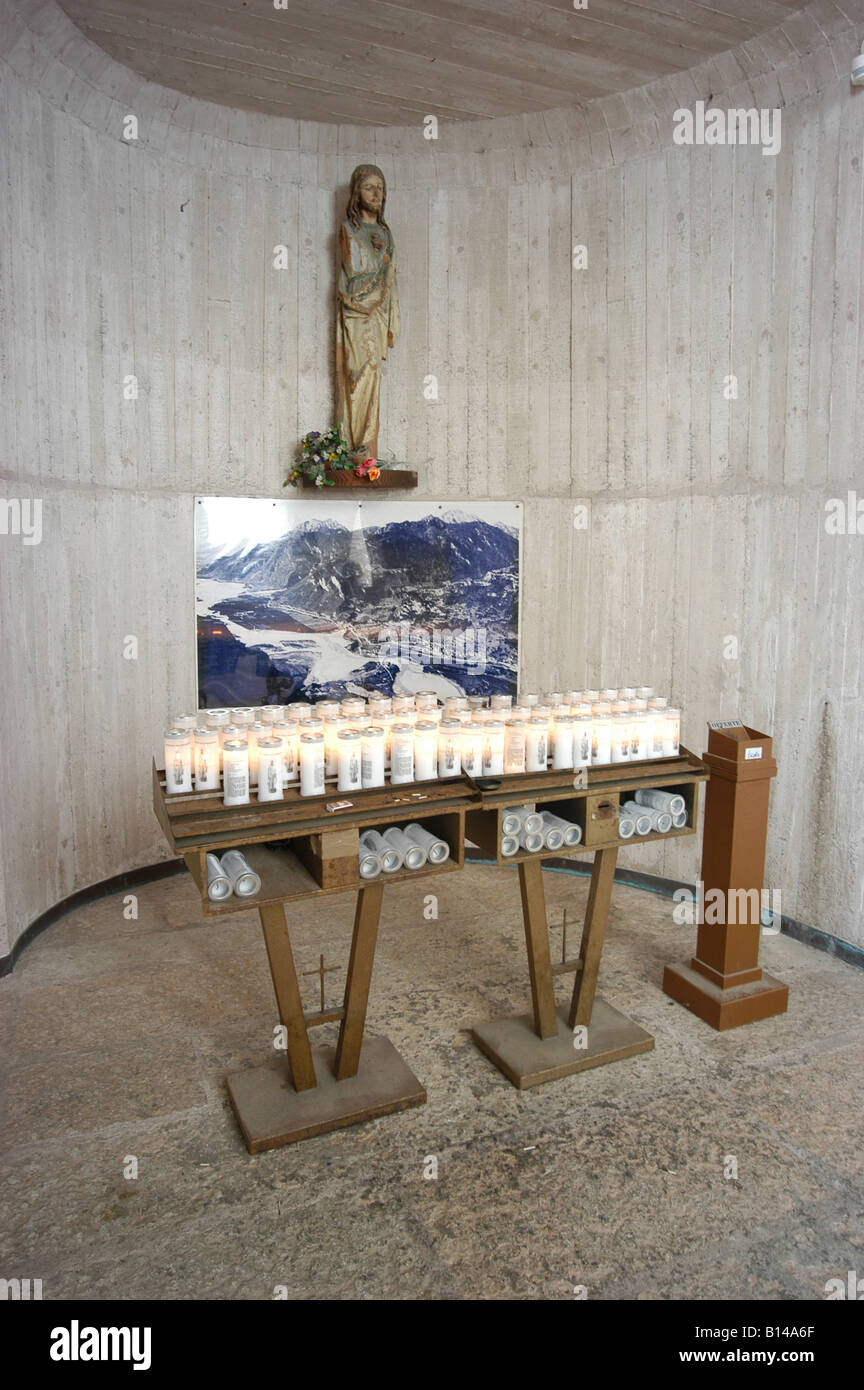 Altar conmemorativo a las víctimas del dique Vajont - Iglesia en Longarone - Veneto Italia Foto de stock