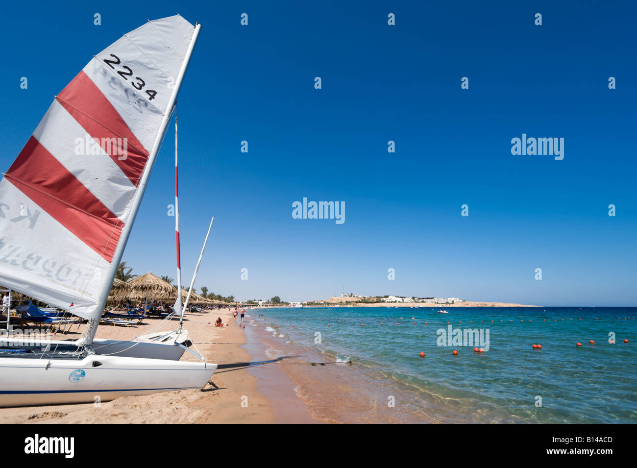 Deportes acuáticos en la playa de la Bahía de Naama, Sharm el-Sheikh, en la costa del Mar Rojo, al sur del Sinaí, Egipto Foto de stock