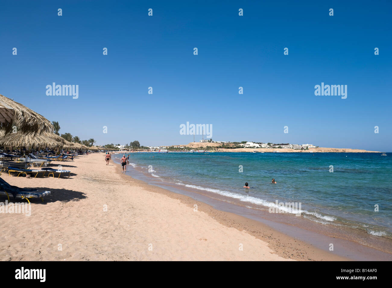 La playa de la Bahía de Naama, Sharm el-Sheikh, en la costa del Mar Rojo, al sur del Sinaí, Egipto Foto de stock