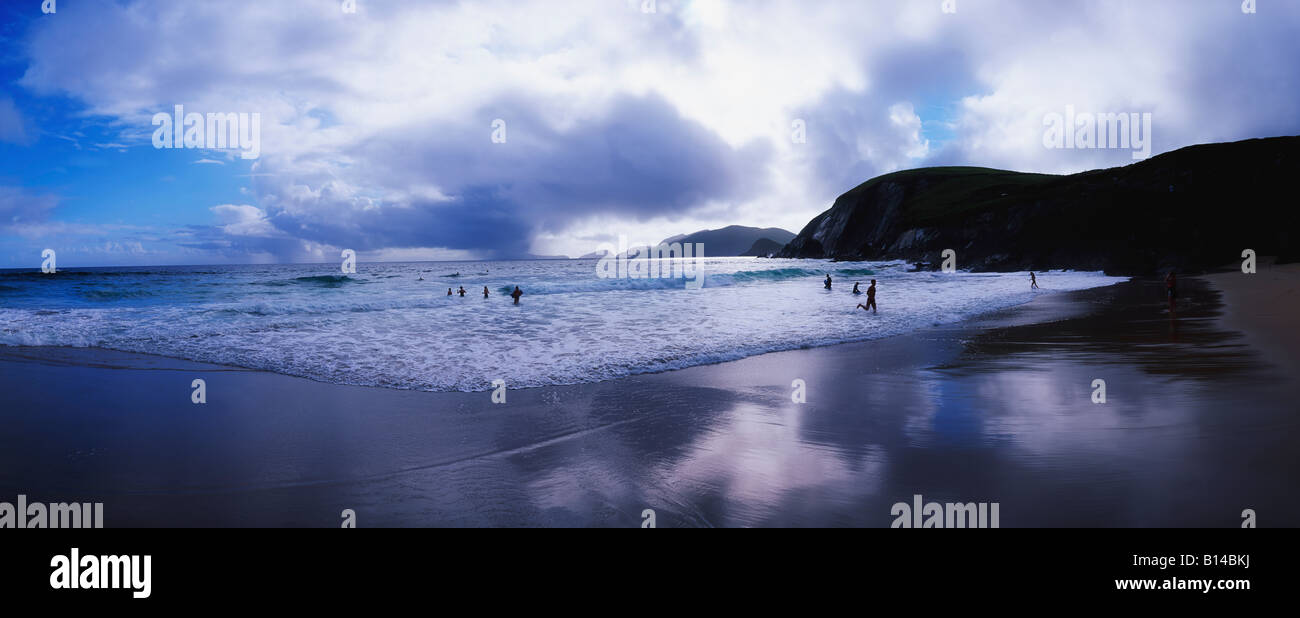 Coumeenoole Beach, la península Dingle, Condado de Kerry, Irlanda Foto de stock